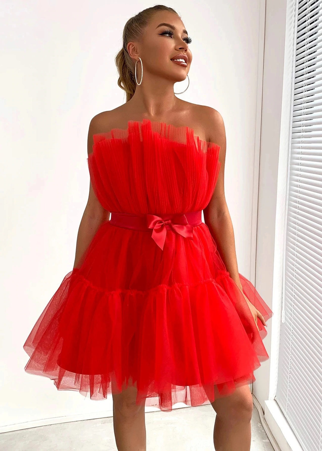 Damen Mini-Kleid mit asymmetrischem Schnitt und voluminösen Rüschendetails Drune