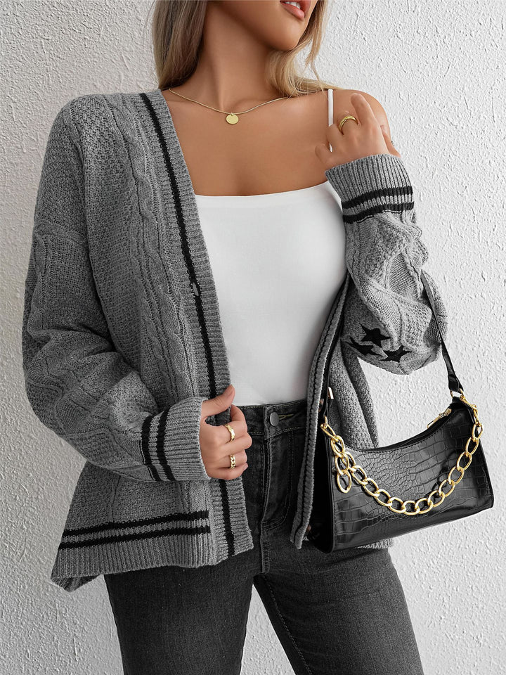 Damen Grobstrickjacke mit eleganten Sternenapplikationen und kontrastierenden Details Drune