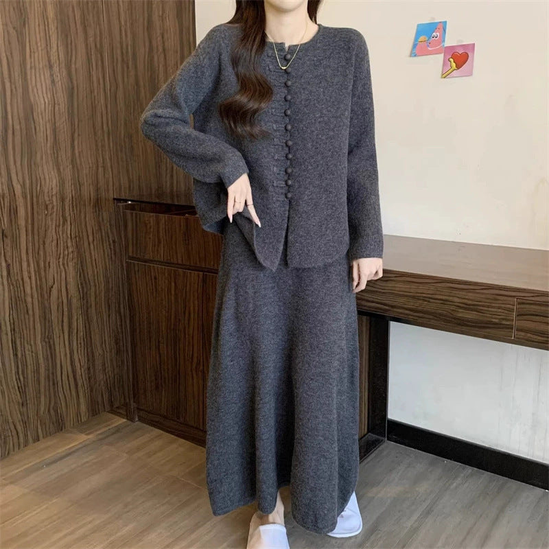 Damen Strickensemble mit klassischem Knopfdesign und fließendem Rock Drune
