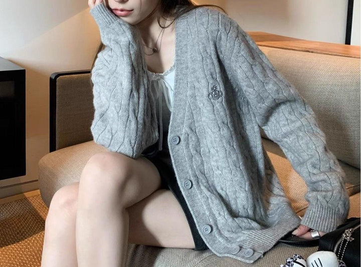 Damen Strickjacke mit Zopfmuster und großen Knöpfen Drune
