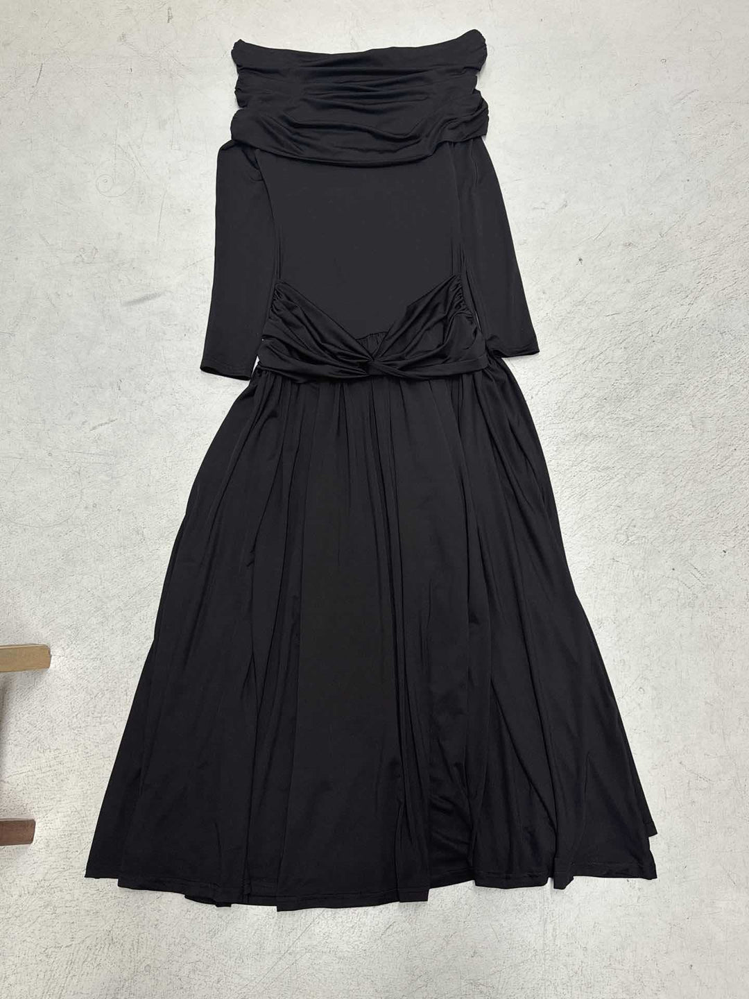 Damen Elegantes Langkleid mit gekreuztem Tailleneinsatz und schulterfreiem Ausschnitt Drune
