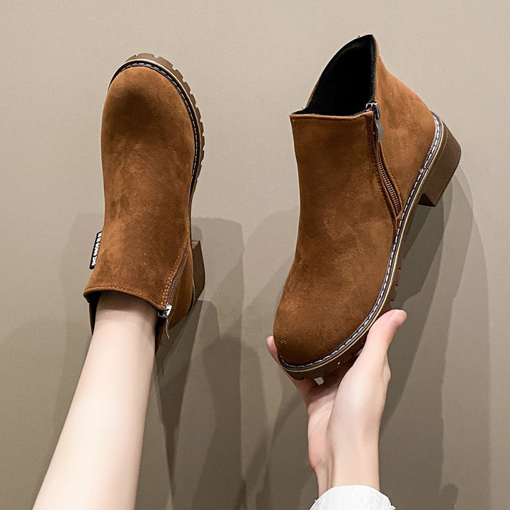 Damen nan kurze Reißverschluss-Stiefelette aus Veloursoptik mit profiliertem Traktorsohlensystem und gepolstertem Komfortfutter Drune