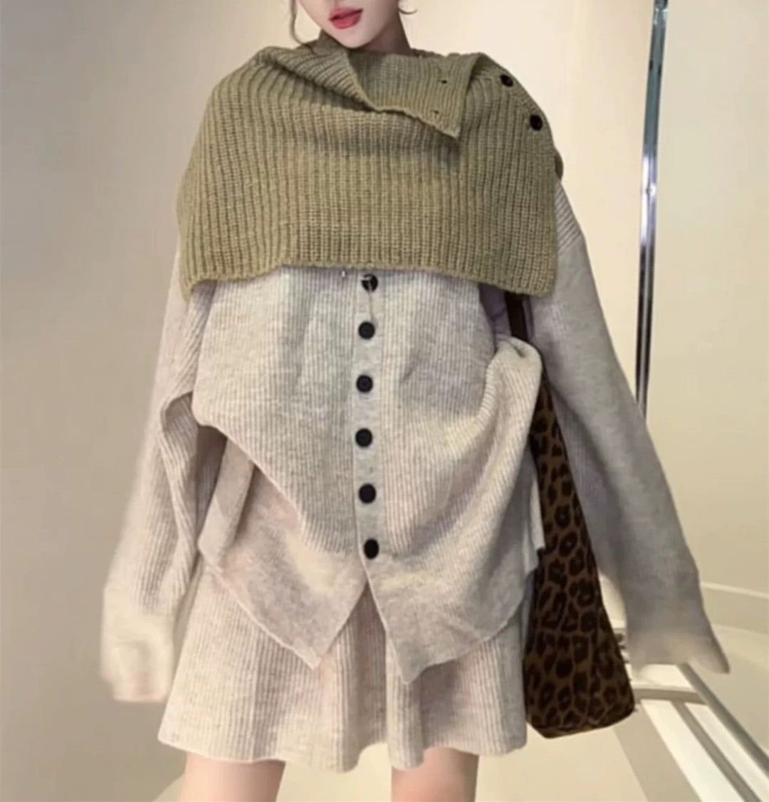 Damen Strickensemble mit kontrastierenden Pullover-Lagen und eleganter Knopfleiste Drune