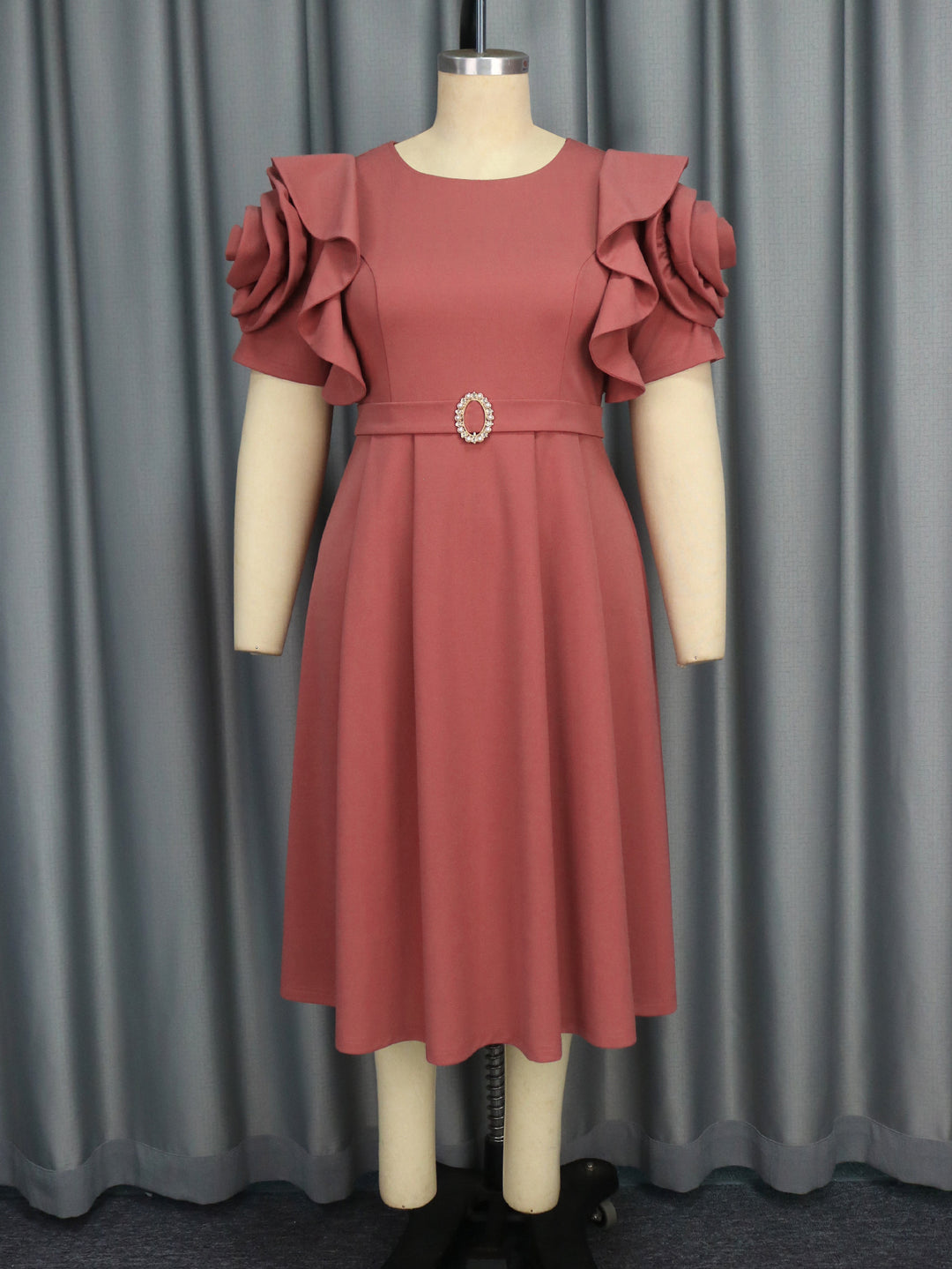Damen Kleid mit voluminösen Rüschensäumen und eleganter Taillenschließe Drune