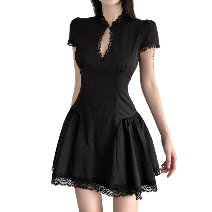 Damen Kleid mit romantischem Rüschensaum und zarten Spitzenakzenten Drune