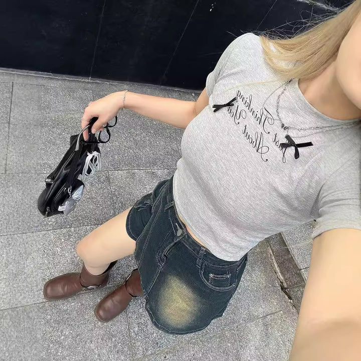 Damen cropped T-Shirt mit einzigartigem Schriftzug und lässigem Schnitt Drune