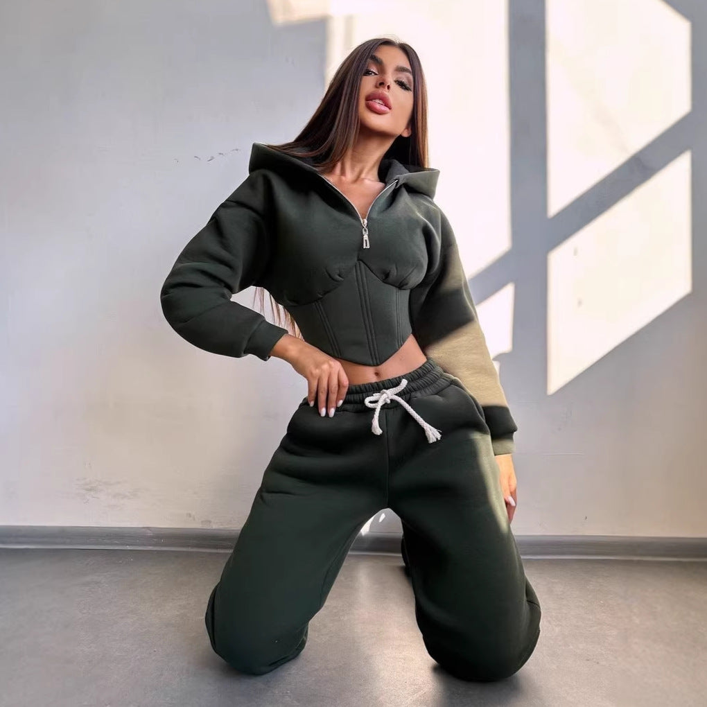 Damen Sportoutfit mit trendiger cropped Jacke und modischen Jogginghosen Drune