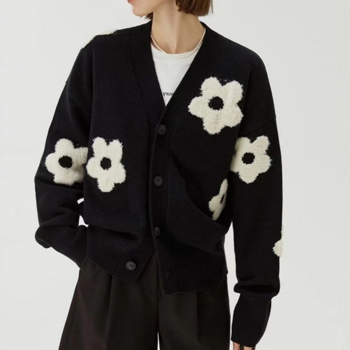 Damen Strickjacke mit Blumenapplikationen und dezentem V-Ausschnitt Drune