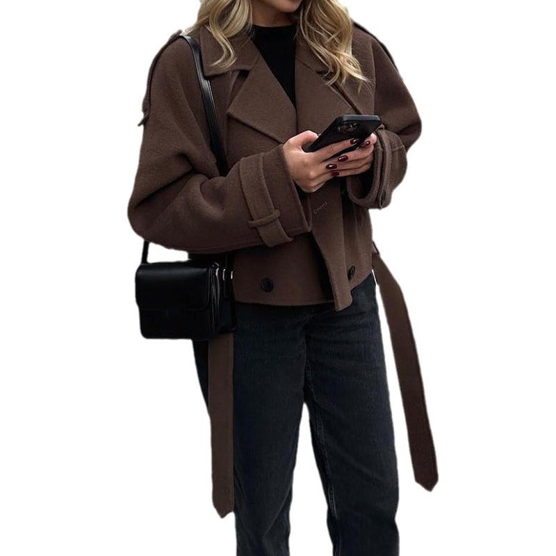 Damen Modischer Kurz-Trenchcoat mit großzügigen Klappentaschen und tailliertem Schnitt Drune
