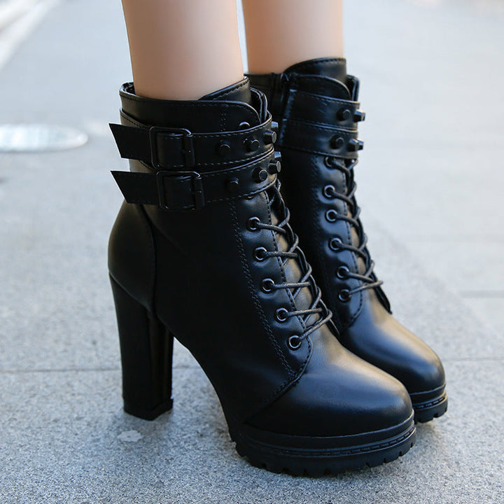 Damen Stiefeletten mit modischem Riemen und robustem Profilsohle Drune