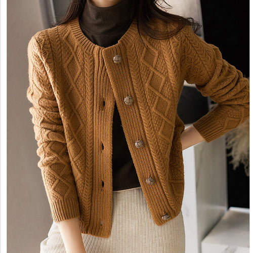 Damen Grobstrickjacke mit dekorativen Knöpfen und aufgearbeitetem Zopfmuster Drune