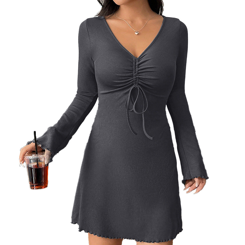 Damen Minikleid mit einem modischen V-Ausschnitt und verspielten Rüschendetails Drune