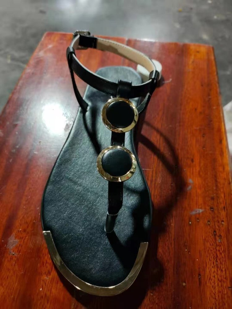 Damen nan elegante T-Steg-Sandale mit mehrteiliger Medaillon-Applikation und verstellbarem Knöchelriemen Drune