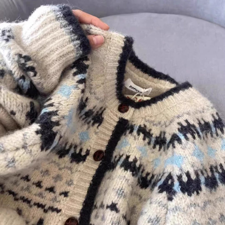 Damen Strickjacke mit traditionellem Norwegermuster und hochwertigen Knöpfen Drune