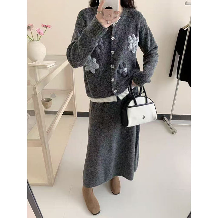 Damen Strickjacke mit floralen Applikationen und Maxi-Rock Drune