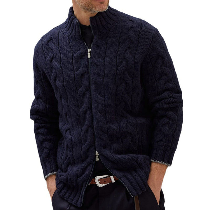 Herren Strickjacke mit dekorativem Zopfdesign und hohem Stehkragen Drune