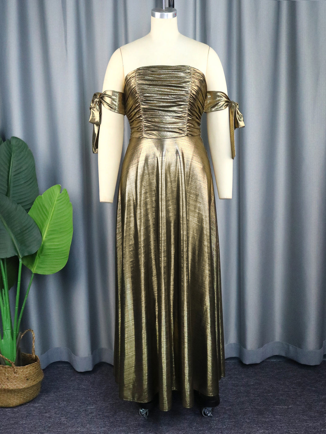 Damen glamouröses Abendkleid mit schulterfreiem Design und eleganten Raffungen Drune
