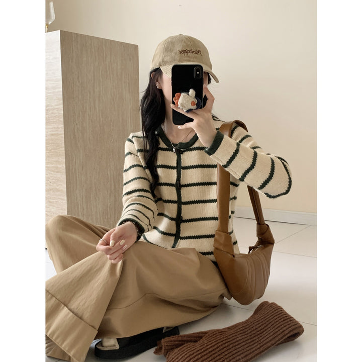 Damen Strickjacke mit gestreiften Design und eleganten Knopfdetails Drune