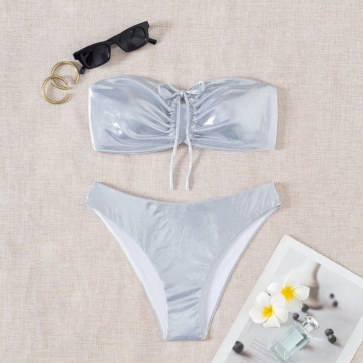 Damen Bandeau-Bikini mit glänzendem Oberteil und hohem Beinausschnitt Drune