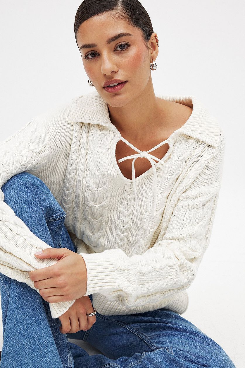 Damen Grobstrickpullover mit romantischem Kragen und praktischen Schnürdetails Drune