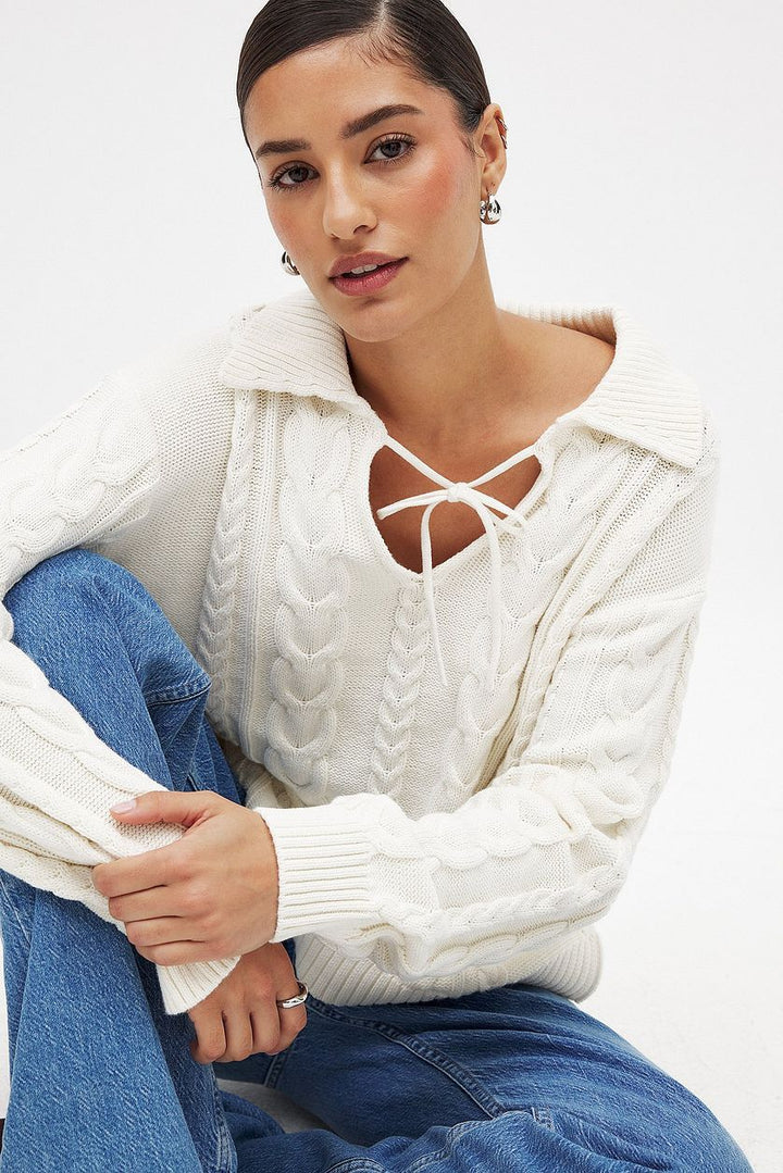 Damen Grobstrickpullover mit romantischem Kragen und praktischen Schnürdetails Drune