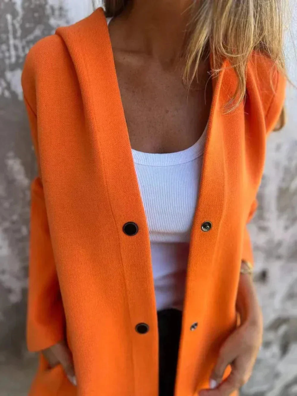 Drune | Jacke mit Kapuze und V-Ausschnitt mit Knopfverschluss