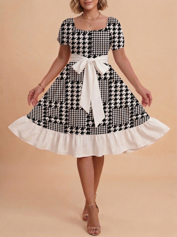 Damen Kleid mit tailliertem Schnitt und verspieltem Blumenmuster Drune