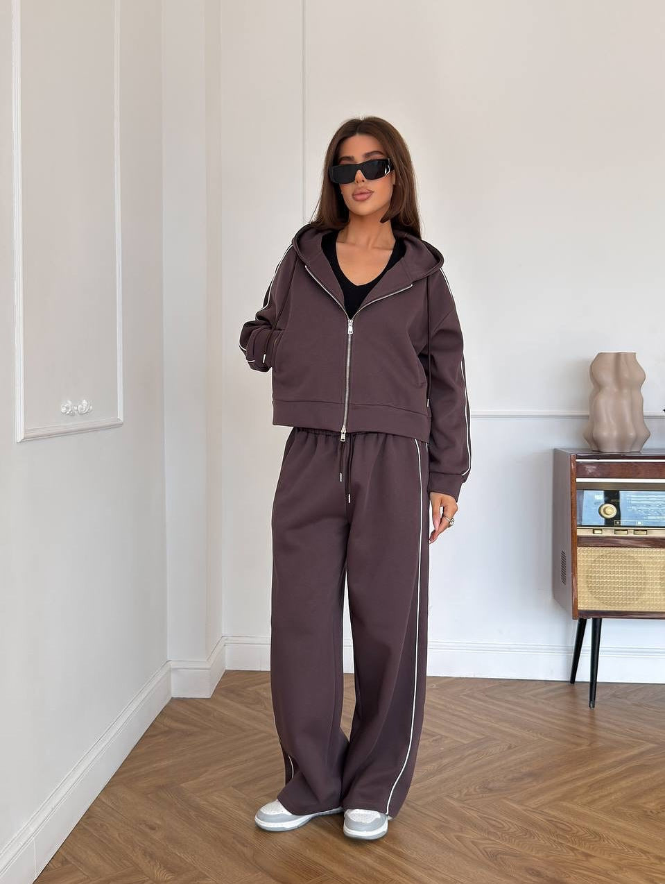 Damen lässiger Kapuzenpullover und Jogginghose Set mit seitlichen Kontraststreifen Drune
