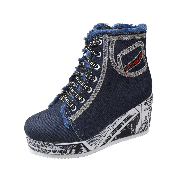 Damen nan Denim-Keilstiefelette mit Plateausohle im Zeitungsprint, Fransenabschluss und seitlichem Reißverschluss Drune