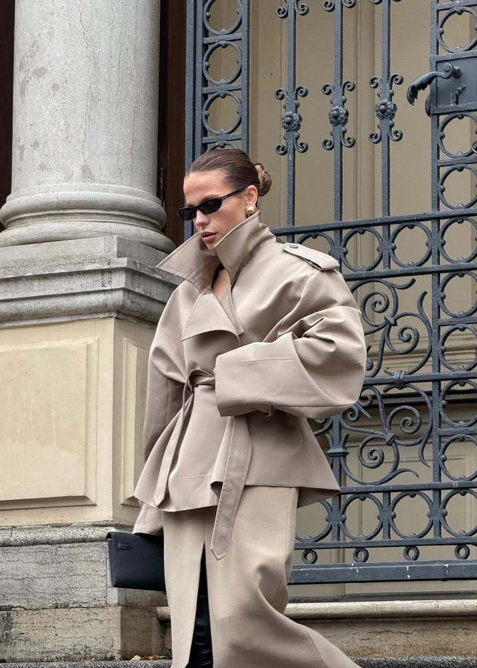 Drune | Gürtelter cropped Trenchcoat