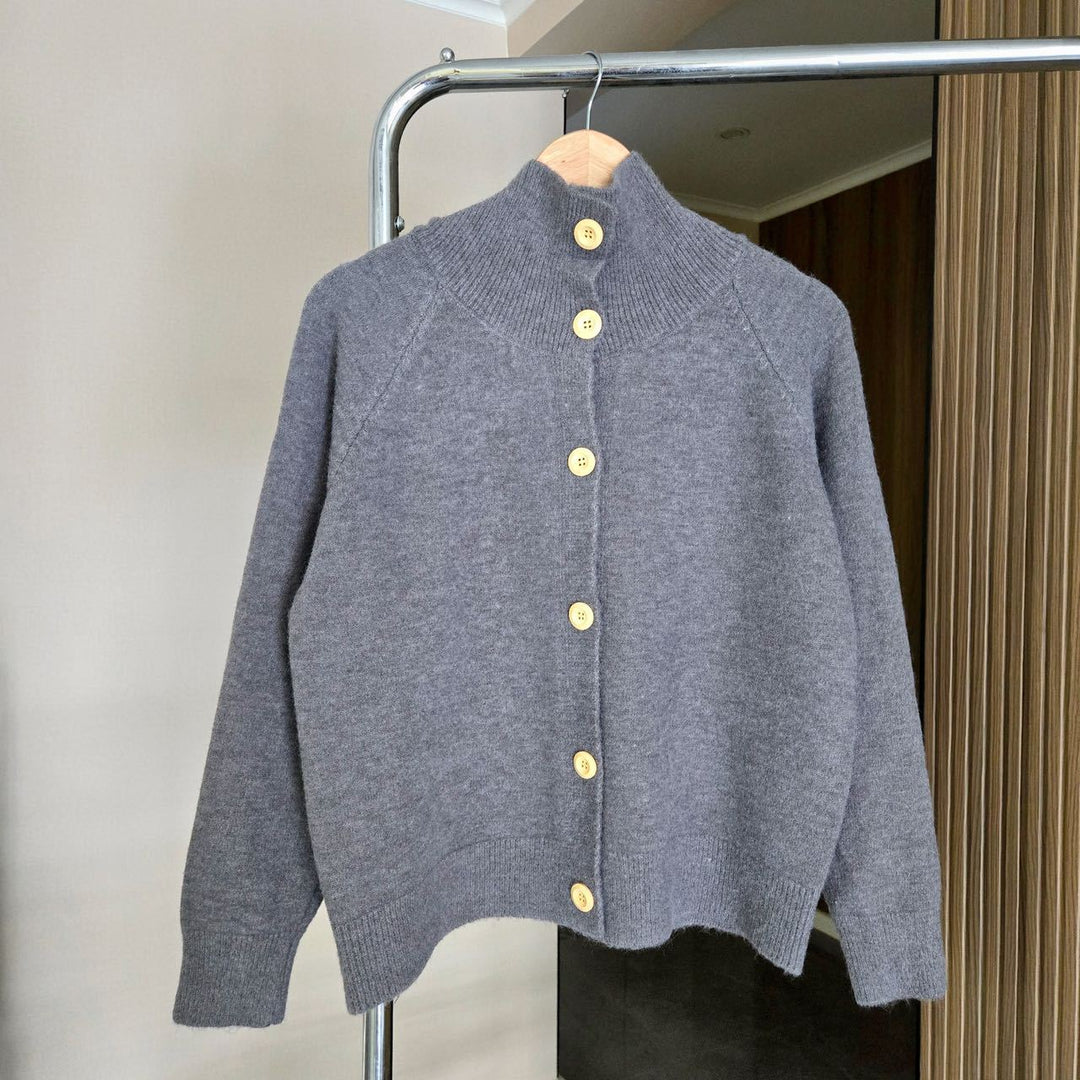 Damen Strickjacke mit hohem Kragen und großen Knöpfen Drune