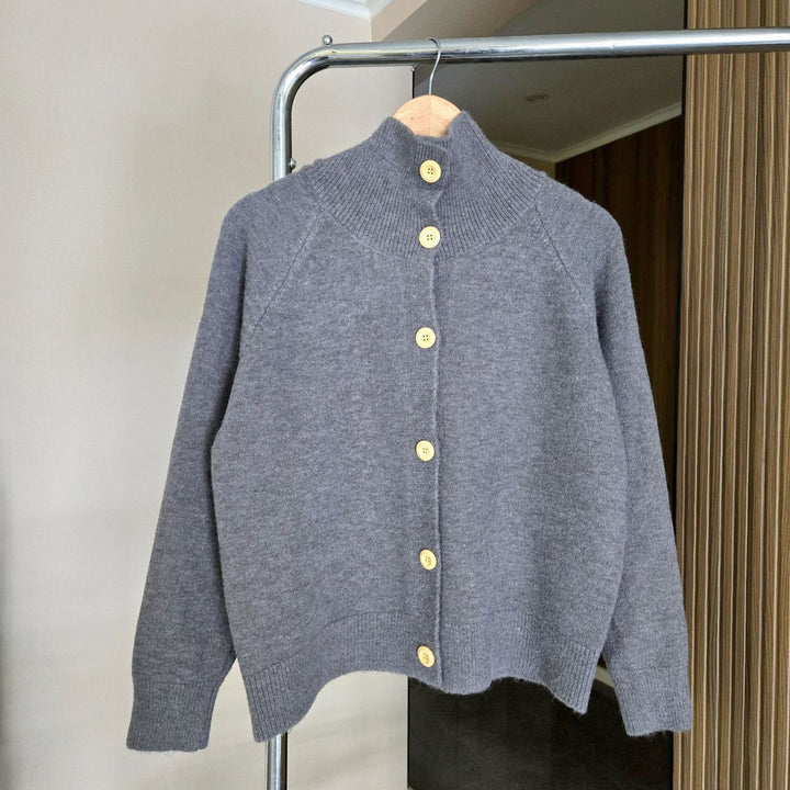 Damen Strickjacke mit hohem Kragen und großen Knöpfen Drune