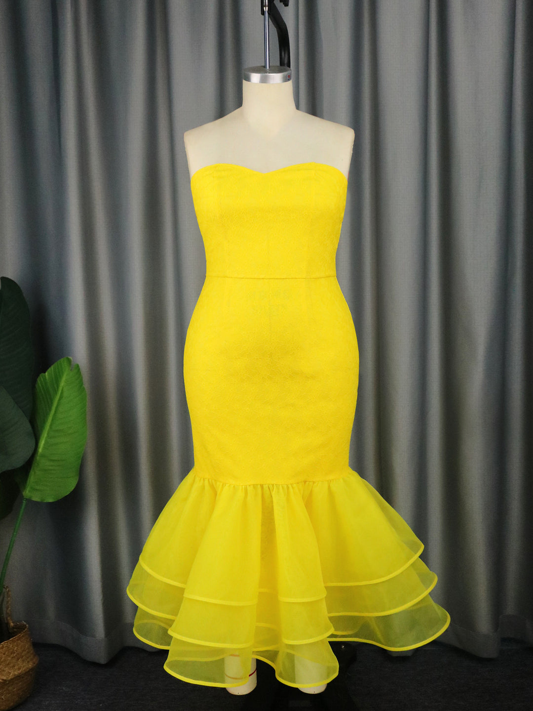 Damen Abendkleid mit schulterfreiem Oberteil und voluminösem Volantsaum Drune