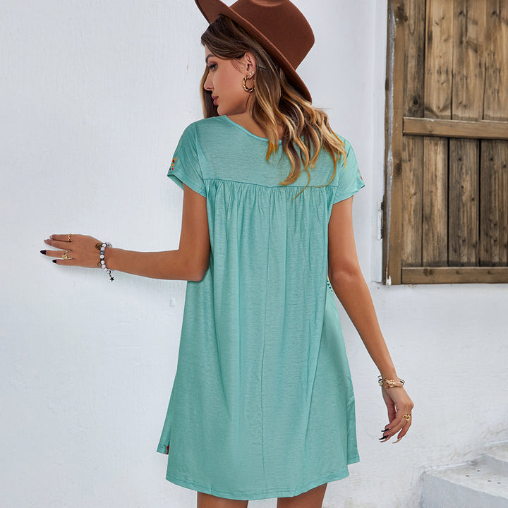 Damen kurzärmeliges Sommerkleid mit buntem Stickdesign und weiter A-Linie Drune