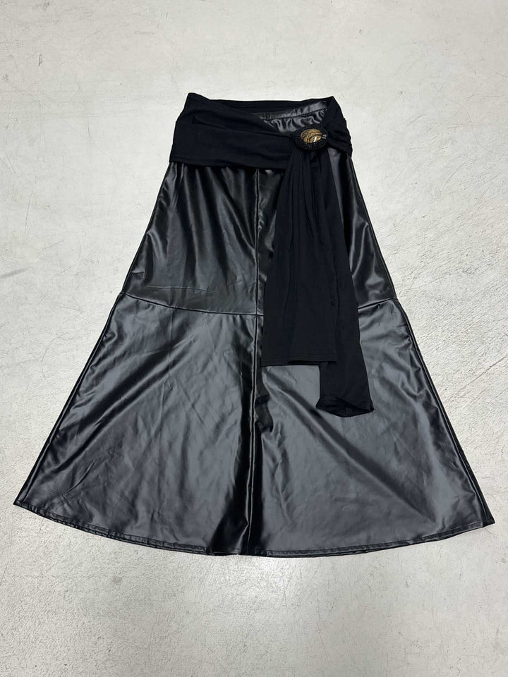 Damen eleganter Satin-Abendrock mit raffinierten Rüschen und Spitzenakzenten Drune