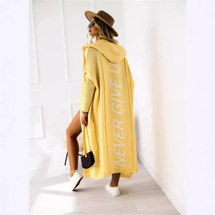 Damen gemütlicher Strickponcho mit Kapuze und einzigartigem Schriftzug Drune