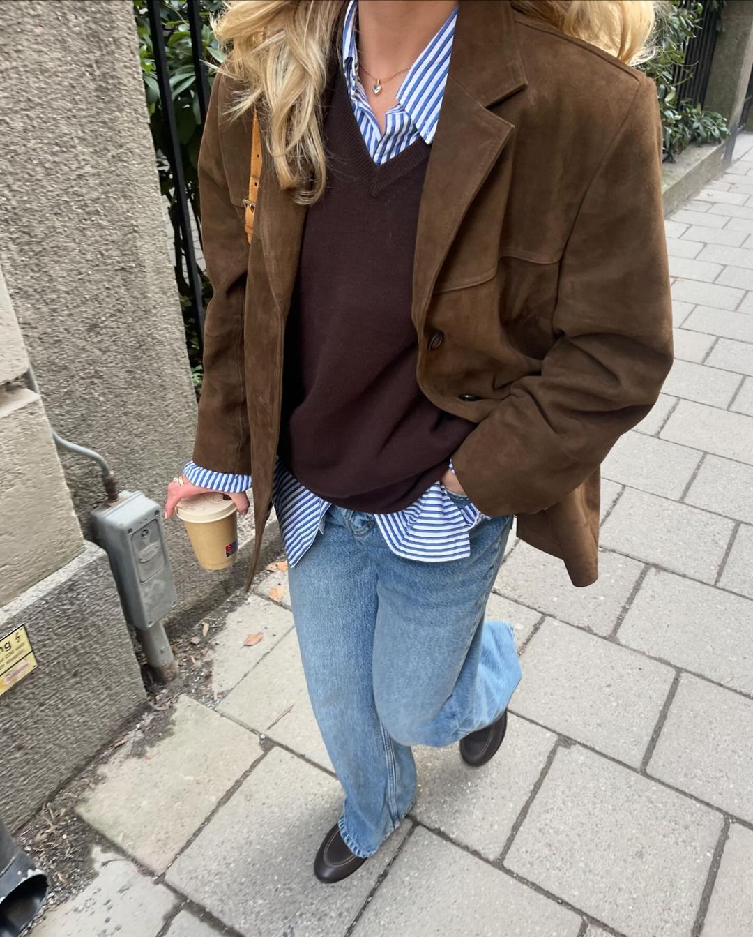 Damen Langer Wildleder-Mantel mit taillierbarem Gürtel und modischem Kragen Drune