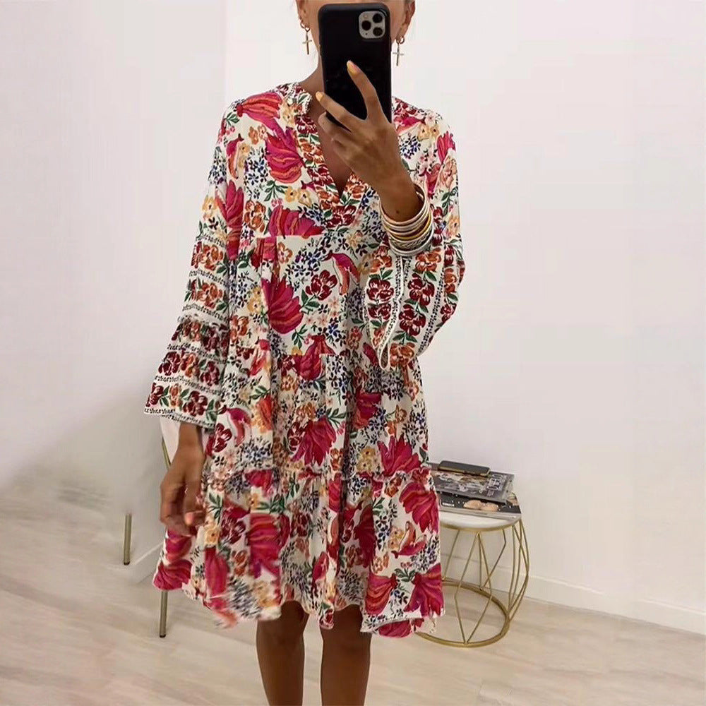 Damen nan verspieltes Tunika-Stufenkleid mit tiefem V-Ausschnitt, geraffter Brustpartie, Volantstufen und ornamentaler Stickbordüre Drune