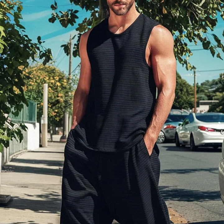 Herren lässiges Sommer-Outfit mit luftiger Weste und weiten Hosen Drune