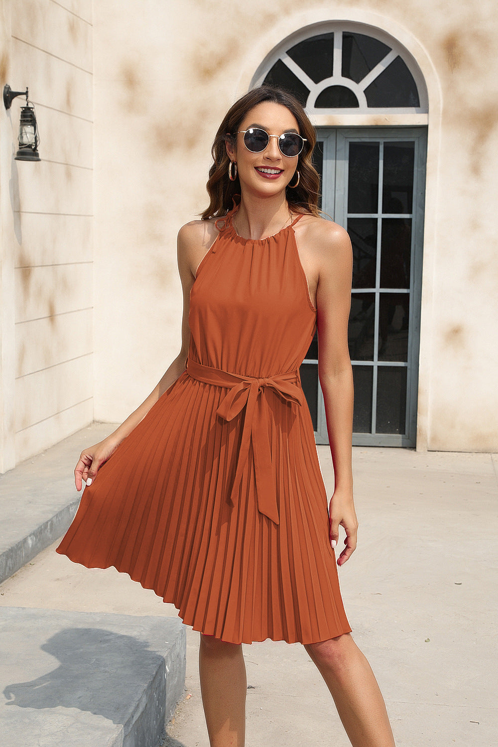 Damen Plissiertes Sommerkleid mit tailliertem Gürtel und Halterneck Drune