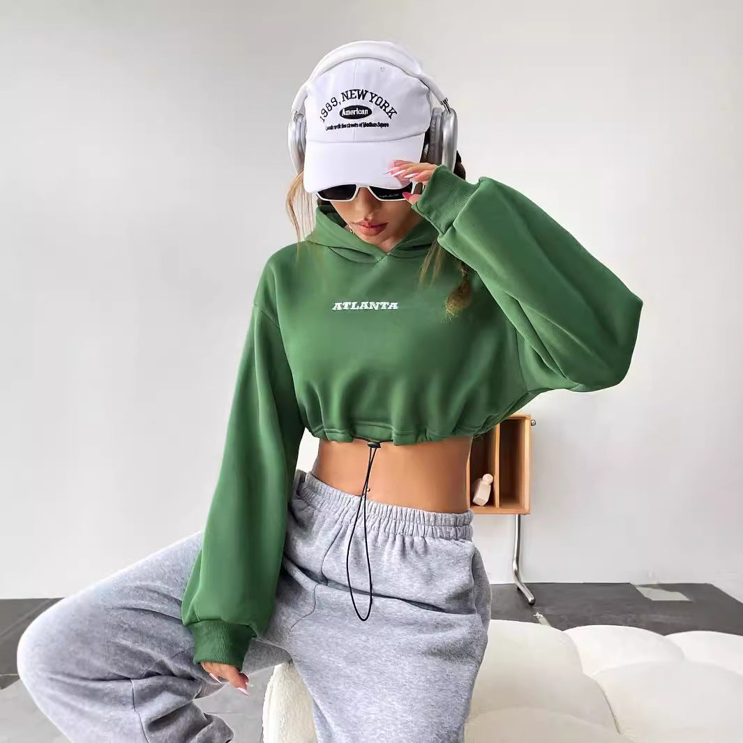 Damen cropped Hoodie mit gesticktem Schriftzug und Kordelzug Drune