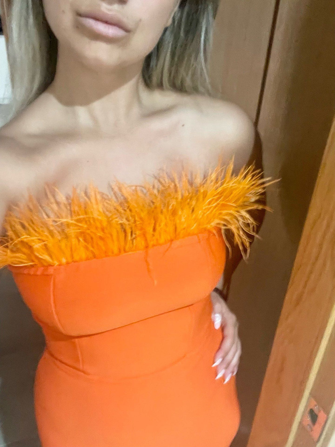 Damen Cocktailkleid mit extravagantem Federn-Ausschnitt und figurbetontem Schnitt Drune