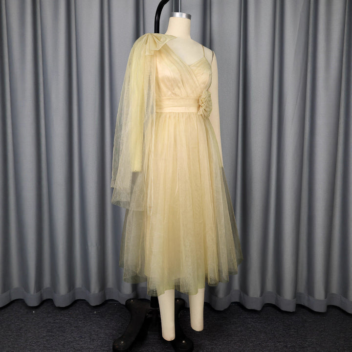Damen glamouröses Cocktailkleid mit voluminösem Überwurf und floralen Akzenten Drune