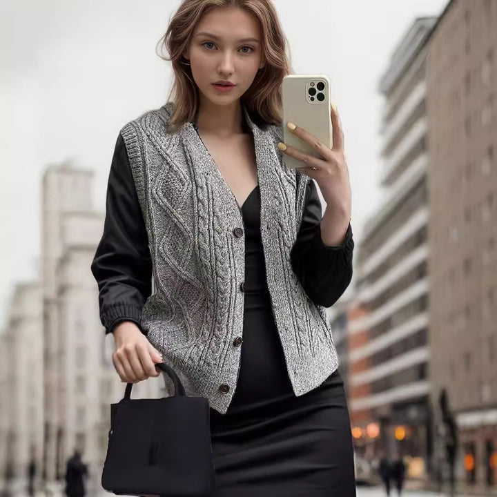 Damen Strickjacke mit modernem Zopfmuster und eleganten Buttons Drune