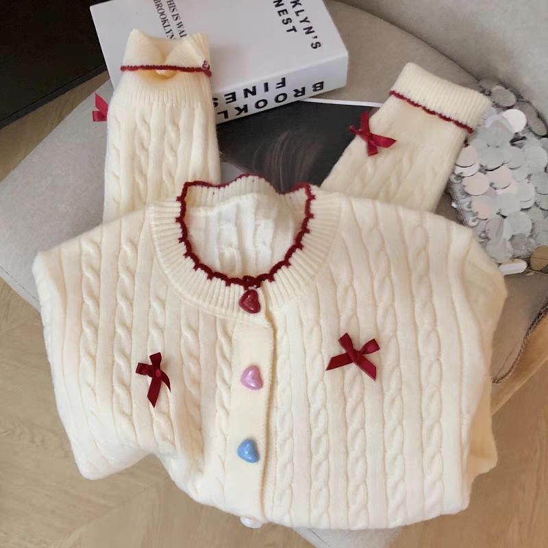 Damen Strickjacke mit Zopfmuster und verspielten Verzierungen Drune
