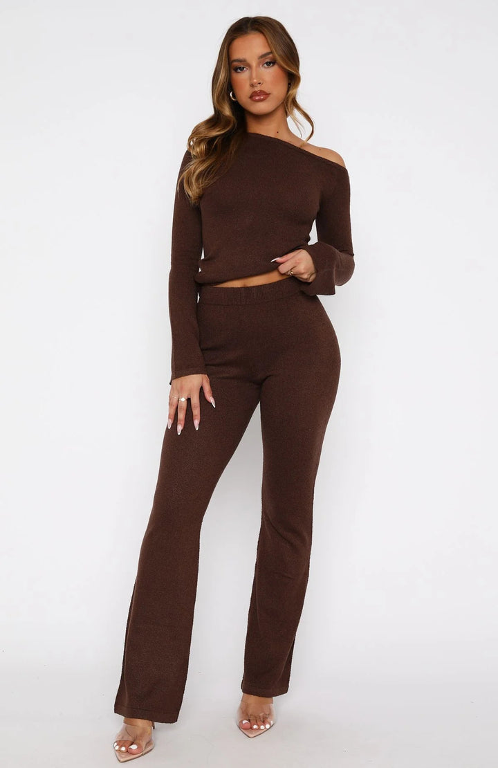 Damen lässiges Strick-Set mit off-shoulder Oberteil und ausgestellten Hosen Drune