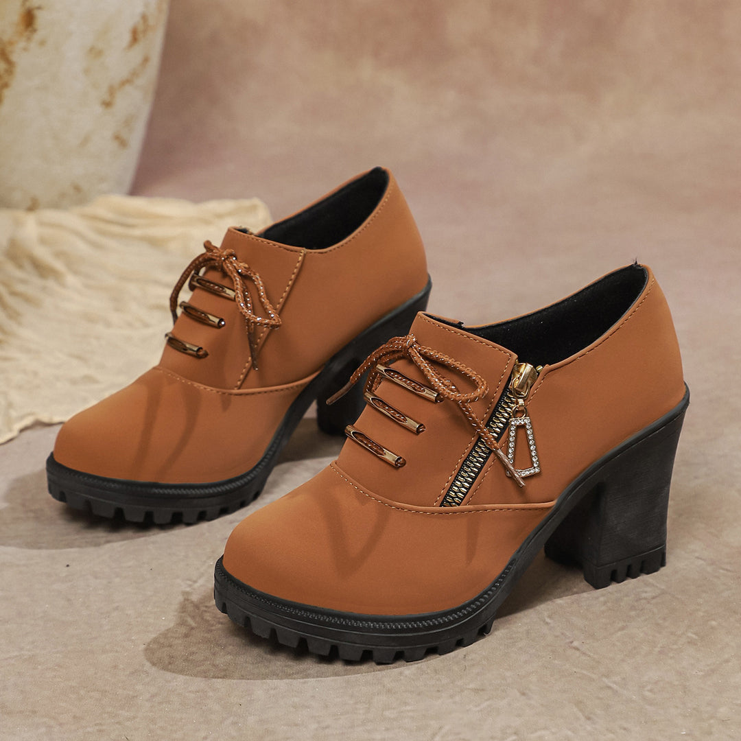 Damen nan elegante Schnür-Booties mit robustem Profilabsatz, seitlichem Reißverschluss und dekorativem Anhänger Drune