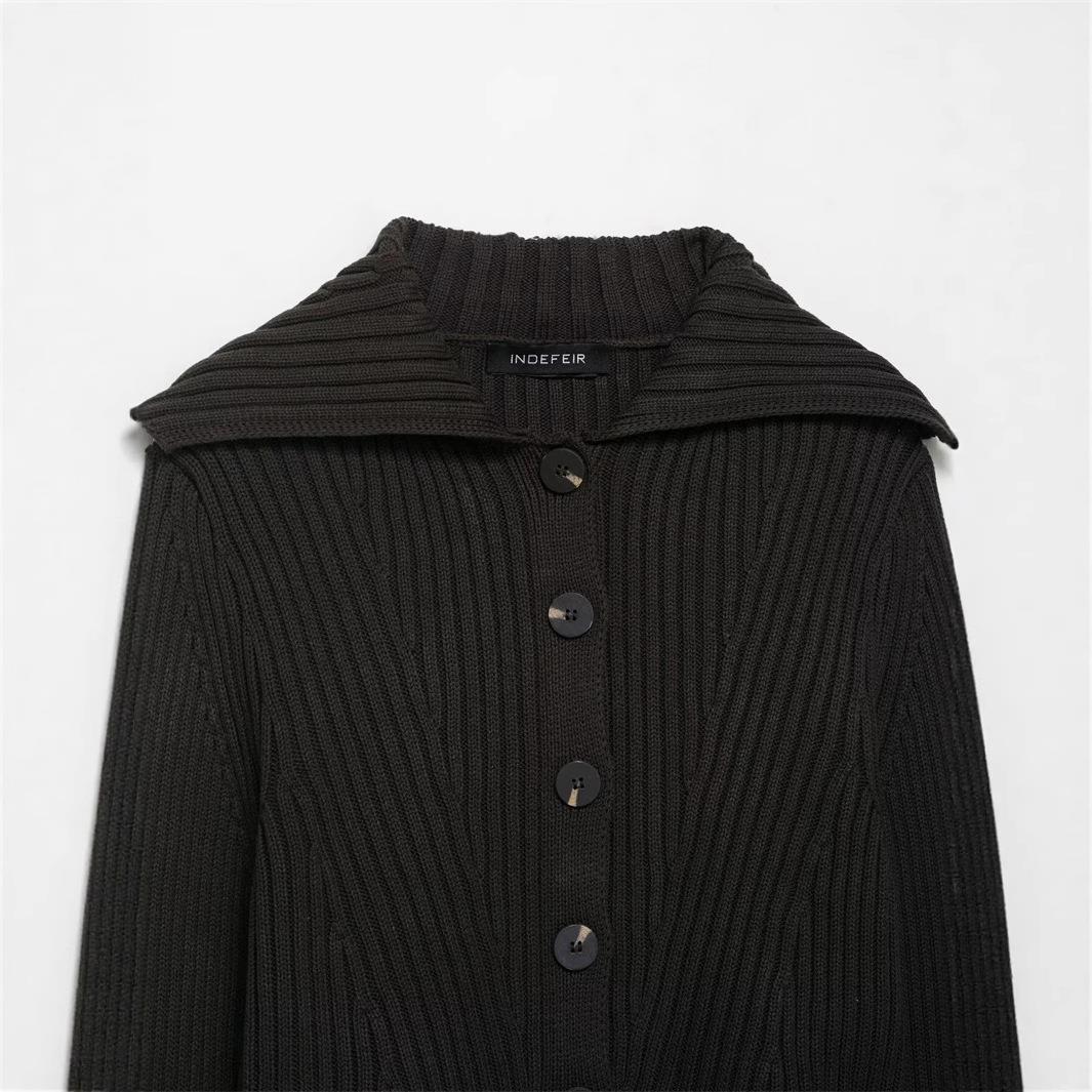Damen Strickjacke mit breitem Kragen und modischen Knopfdetails Drune