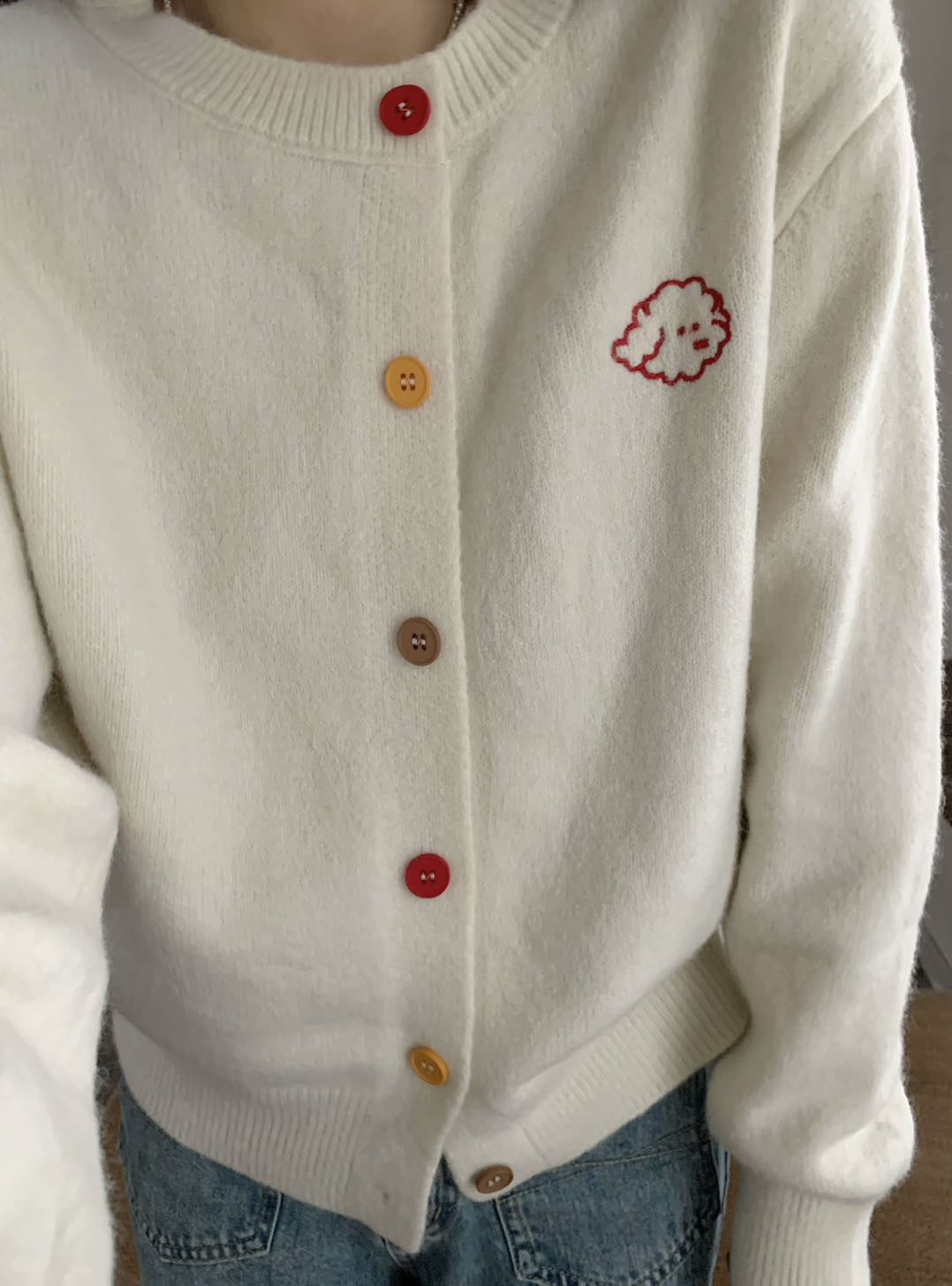 Damen kuschelige Strickjacke mit knöpfbarem Ausschnitt und gesticktem Motiv Drune