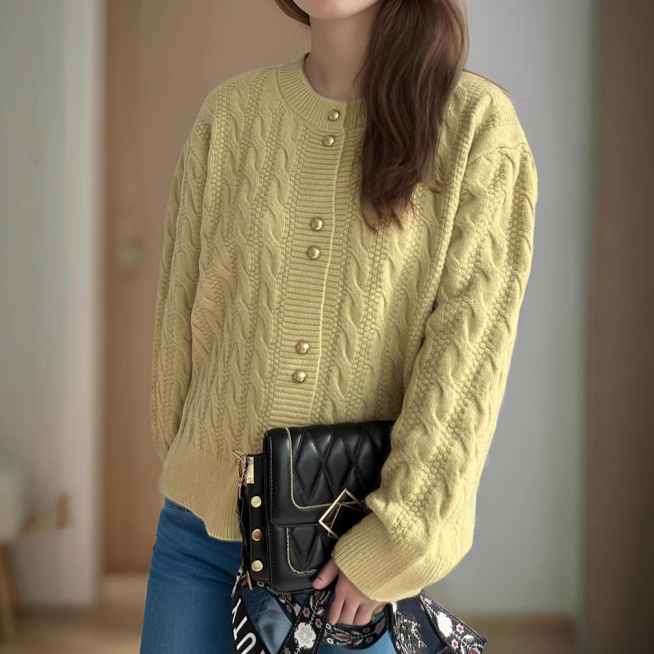 Damen Strickjacke mit eleganter Zopfmusterstruktur und dekorativen Knöpfen Drune